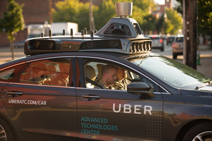 „Uber“ pradeda naują erą: jau šią vasarą keleivius veš automobiliai be vairuotojų