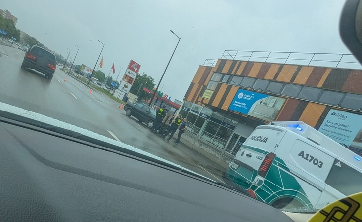 Siaubas Alytuje: „Audi“ vairavęs senjoras gatvėje dideliu smūgiu bloškė moterį, jos būklė – sunki