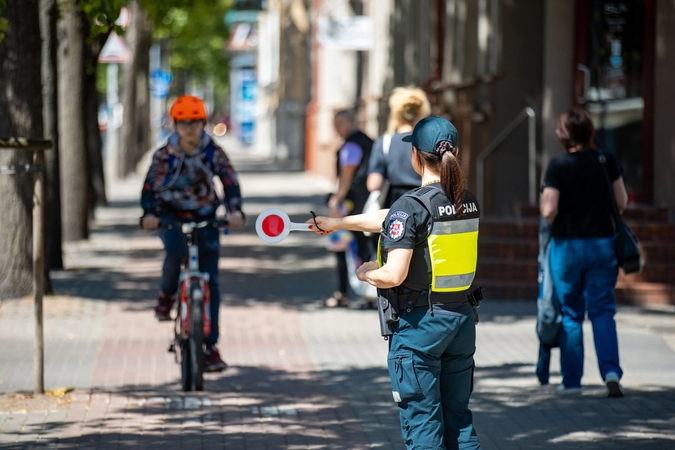 Į gyventojų skundus sureaguota: policija judrioje gatvėje vykdė patikrinimą