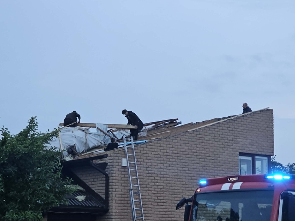 Gamta pašėlo: Pabrėžos gatvėje nuplėšė trijų namų stogus, nutraukė elektros laidus