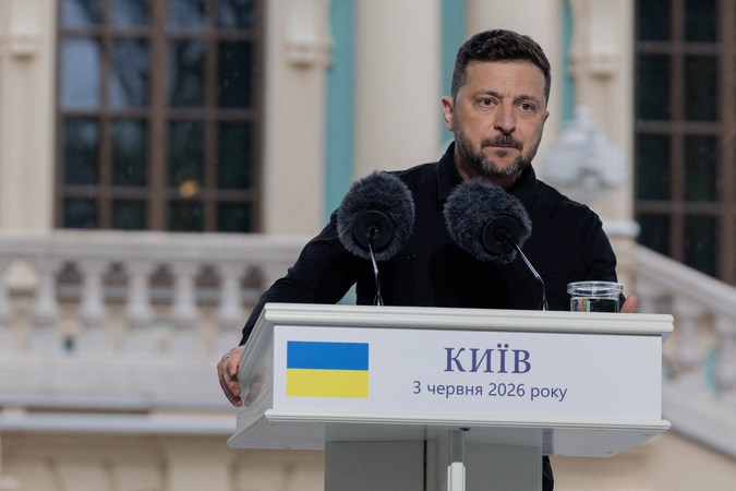Volodymyras Zelenskis sako esąs pasirengęs tiesioginėms deryboms su Vladimiru Putinu karui užbaigti 