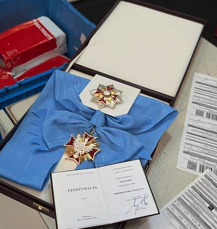 Karolis Nawrockis neigia, kad skandalas dėl ordino susijęs su Lenkijos vidaus politika 
