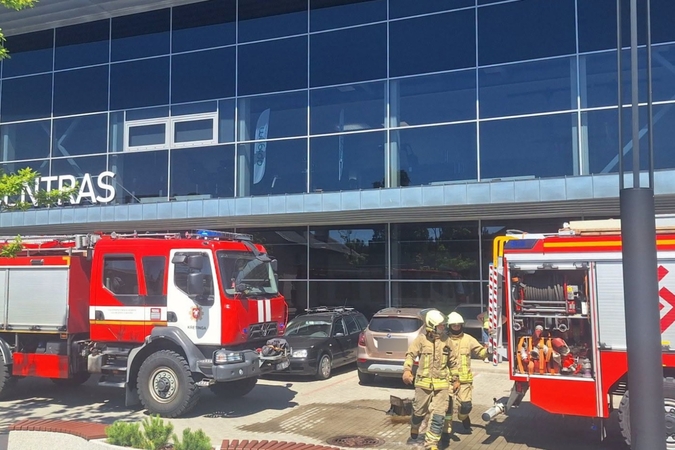 Ugniagesiai gelbėtojai skubėjo į Kretingos sporto centrą: degė kavinės virtuvė