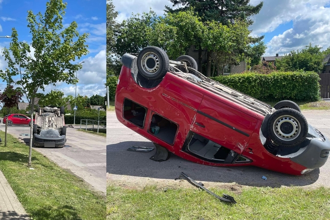Po stipraus susidūrimo automobilis liko apvirtęs ant stogo
