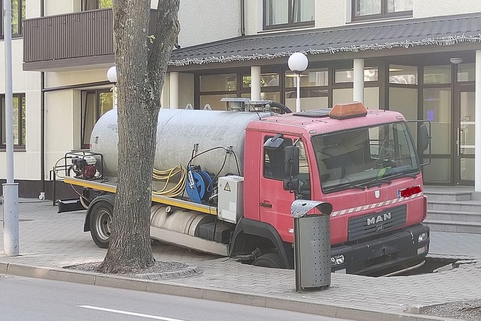 Incidentas Palangoje: atsivėrusioje įgriuvoje įstrigo sunkvežimis