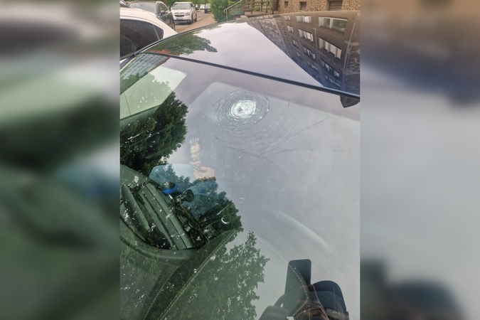 Apmaudas: klaipėdiečiai skundžiasi, kad kiemuose akmenimis apmėtomi automobiliai.