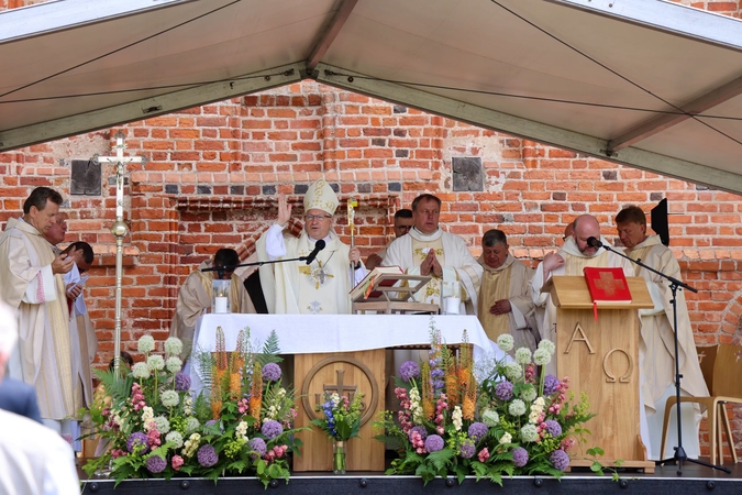 Garbė: šv. Mišioms vadovavo Vilkaviškio vyskupas R. Norvila (kairėje).