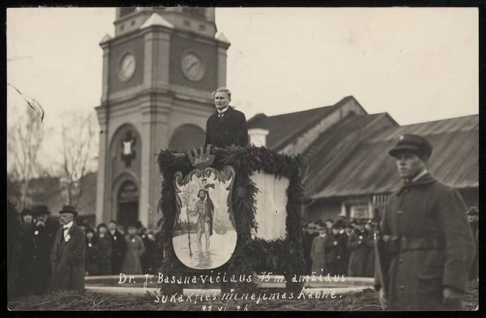 Prezidentas K. Grinius kalba per daktaro Jono Basanavičiaus 75-mečio minėjimą Karo muziejaus sodelyje. Kaunas, 1926 m. lapkričio 23 d.