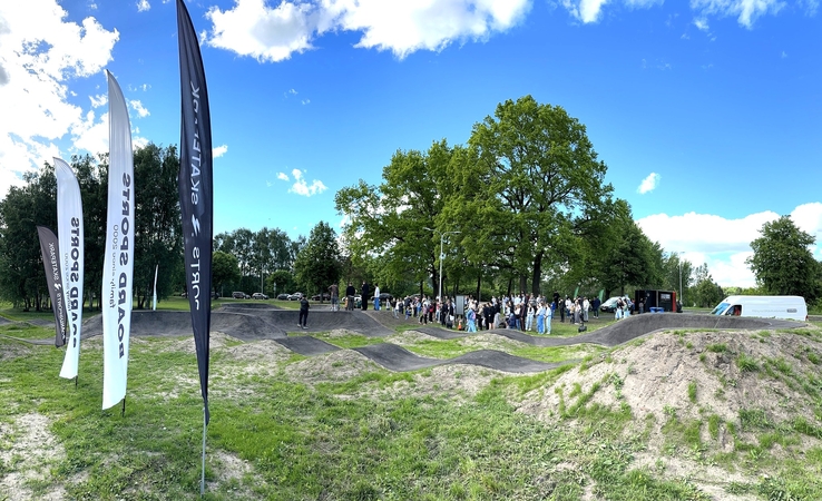 Infrastruktūra: erdvę sudaro dvi dalys: 45 m ilgio trasa, skirta mažiesiems ir pradedantiesiems, ir apie 100 m ilgio pagrindinė trasa, parengta pažengusiems sporto entuziastams.
