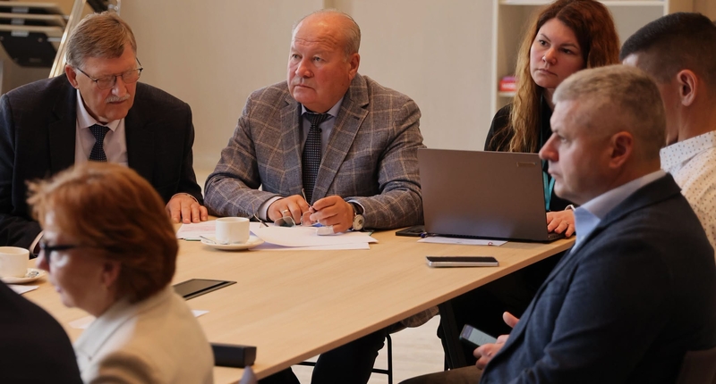 Pareigos: tarybos pirmininku šešių mėnesių kadencijai išrinktas Kauno rajono savivaldybės meras V. Makūnas (antras kairėje).