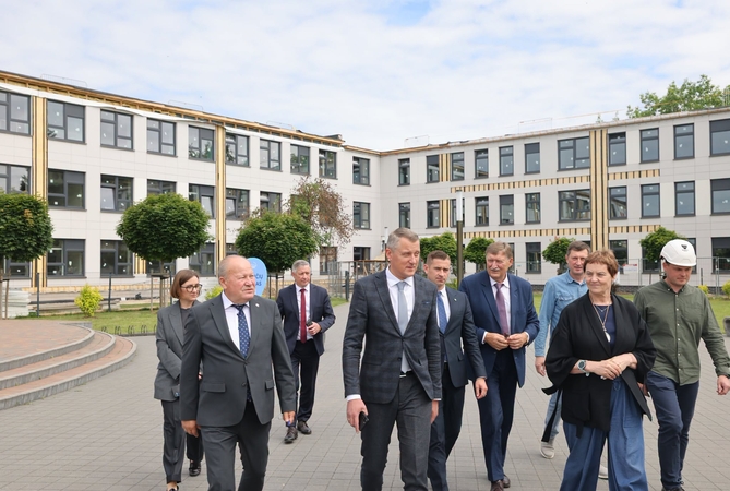 Pavyzdys: Karmėlavoje energetikos ministrui Ž. Vaičiūnui (antras dešinėje) pristatyta Balio Buračo gimnazija – pirmoji Lietuvoje skydinės renovacijos būdu atnaujinta mokykla.