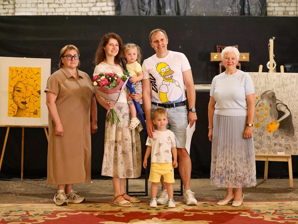 Pradžia: Kauno rajone Vaikų globos savaitė prasidėjo nuo vicemerės S. Navickienė (pirma dešinėje) ir tarybos narės Jūratės Truncienė (pirma kairėje) padėkos žodžių globėjams.
