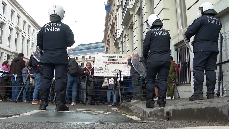 Mokytojai ir moksleiviai išėjo į gatves: degė dviračiai, pasitelktos vandens patrankos