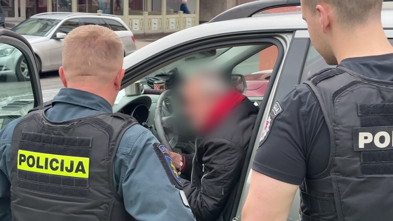 Pareigūnai bejėgiai: šizofrenija sergantis vyras metų metus terorizuoja kaimynus
