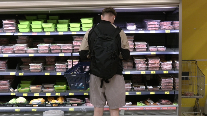 Salmonelėmis užkrėsta vištiena prekyboje: gyventojai apie grėsmę sužino tik po vakarienės