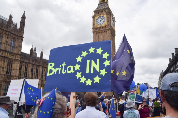 JK vis dar skaldančiam „Brexitui“ – dešimt metų