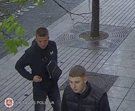 Vilniuje sutrypta Ukrainos vėliava: policija ieško nuotraukoje užfiksuotų vyrų