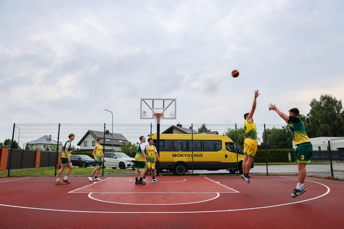 Sportiškai: atnaujintos krepšinio aikštelės atidarymą simboliškai pažymėjo 3x3 krepšinio varžybų startas.
