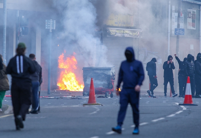 Po išpuolio peiliu Belfaste eskalavosi protestai