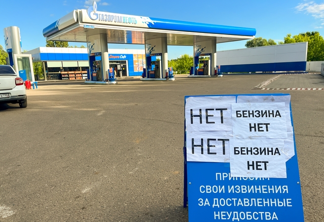Keli Rusijos regionai ėmė riboti benzino pardavimą