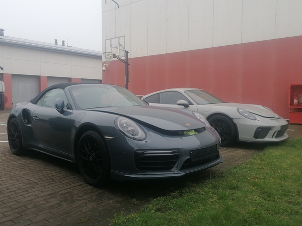 Vietoj vežamų naudotų drabužių – vogti „Porsche“ automobiliai