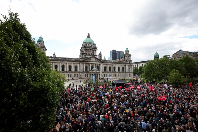 Po neramumų Belfaste tūkstančiai žmonių susirinko į mitingą prieš rasizmą