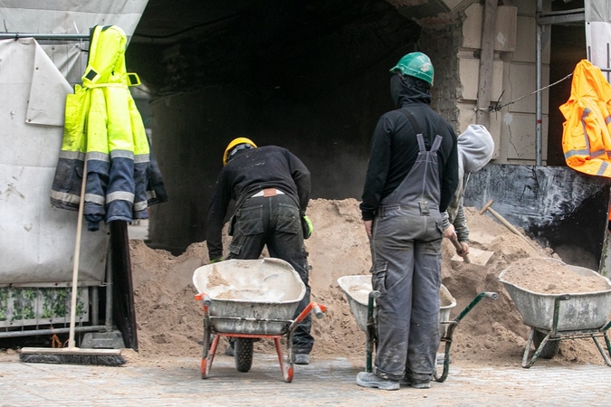 Seime liko paskutinis balsavimas dėl išmokų iš užsienio pritrauktiems darbuotojams