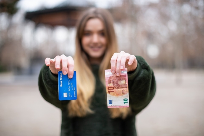 Seimas apsisprendė: ar iki 3 tūkst. eurų sumažins leistiną atsiskaitymo grynaisiais pinigais sumą?