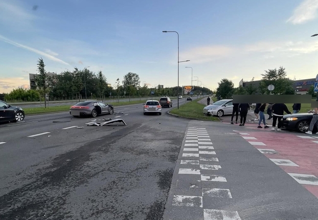 Vilniuje susidūrė automobiliai „Porsche“ ir „Toyota Prius“