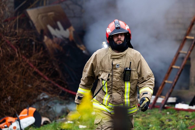 Kambaryje kilo gaisras, bet padėti vyrui buvo sunku: durys – užrakintos, užstatytos radiatoriais