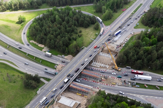 Vilniaus vairuotojai paskendo spūstyse: galimi viešojo transporto vėlavimai
