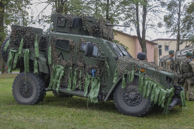 Eiga: pratybų metu keliuose judės karinis transportas.
