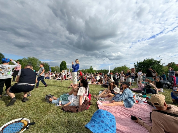 Aktualu: Žardininkų parkas vienam vakarui virto jaukia kino erdve po atviru dangumi – susirinko gausus būrys klaipėdiečių.