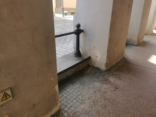 Netvarka: praeiviai skundžiasi prie pastato besimėtančiomis šiukšlėmis ir nemaloniu kvapu.