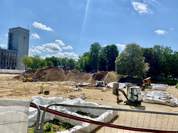 Procesas: Atgimimo aikštėje pradėti archeologinių radinių užpylimo darbai žymi naują teritorijos tvarkymo etapą.