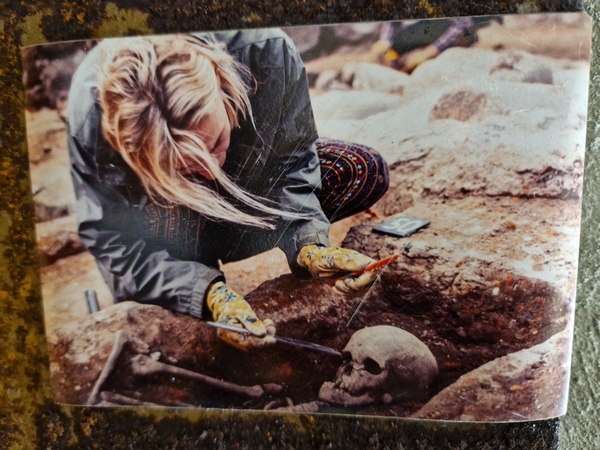 Palaikai: 2021 m. archeologai, kasinėdami Šv. Jono bažnyčios vietą, rado ir iškėlė 61 žmogaus kaulus.