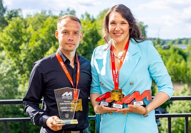 Čempionai: treneris T. Salamanavičius ir žaidėja S. Kolosovė svariai prisidėjo prie „Kovos“ komandos sėkmės.