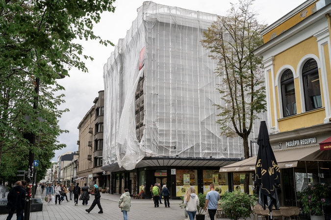 Nepuošia: „Pienocentro“ pastato grožis jau trejus metus paslėptas nuo praeivių akių.