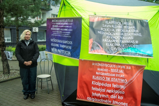 Protestas: viešoje vietoje trumpą bado akciją surengusi klaipėdietė prieštarauja viešojo transporto kontrolierių teisei skirti nuobaudas.