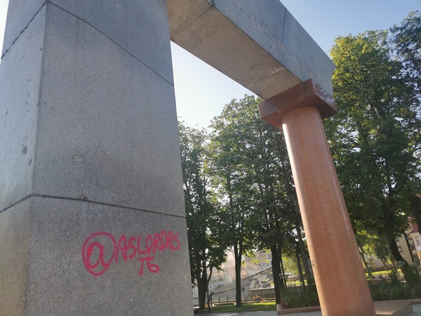 Niokojimas: ant paminklo vieningai Lietuvai „Arka“ atsirado ryškiai rožinės spalvos grafitis.