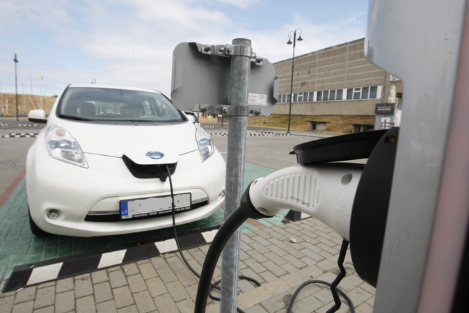 Rinka: Lietuvoje kas mėnesį registruojama kone po 1 tūkst. naudotų elektromobilių.