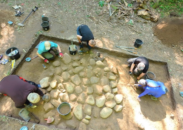 Tyrinėjimai: Lietuvos nacionalinio muziejaus archeologė L. Muradian su tyrėjų komanda trečią vasarą darbuojasi Klaipėdos rajone, Mišeikių pilkapyne. Nuotraukoje – atkastas pilkapio akmenų grindinys.