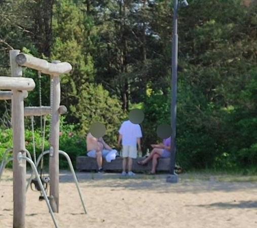 Problema: klaipėdiečiai pastebi, kad kai kurie asmenys alkoholį vartoja ir vaikų žaidimų aikštelėse.