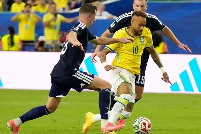 Sugrįžo: Neymaras (geltonos spalvos marškinėliai) į aikštę padėti Brazilijos rinktinei žengė po 981 dieną trukusios pertraukos.