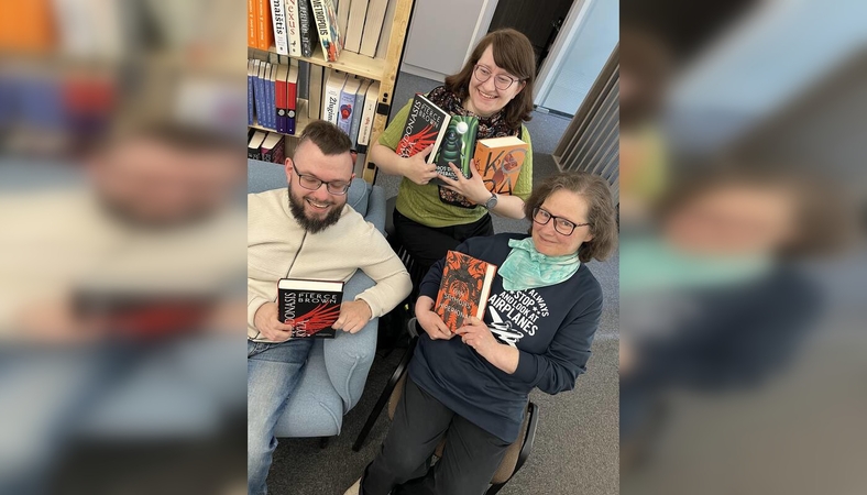 Niša: mokslinės fantastikos vertėjai (nuotraukoje iš kairės: M. Geležauskas, redaktorė Jurgita Radzevičiūtė, A. Kapočiūtė) viliasi, kad, populiarėjant šiam žanrui, vis daugiau tokių knygų bus leidžiama ir lietuvių kalba.