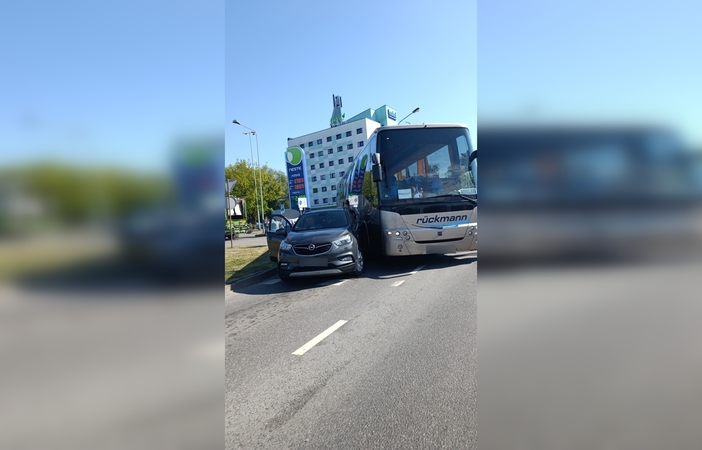 Avarija Klaipėdoje: susidūrė autobusas ir automobilis – policijos neprireikė