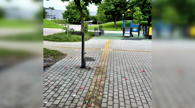Išdaigos: Neringos skvere akį rėžia susprogdintų balionų gausybė.
