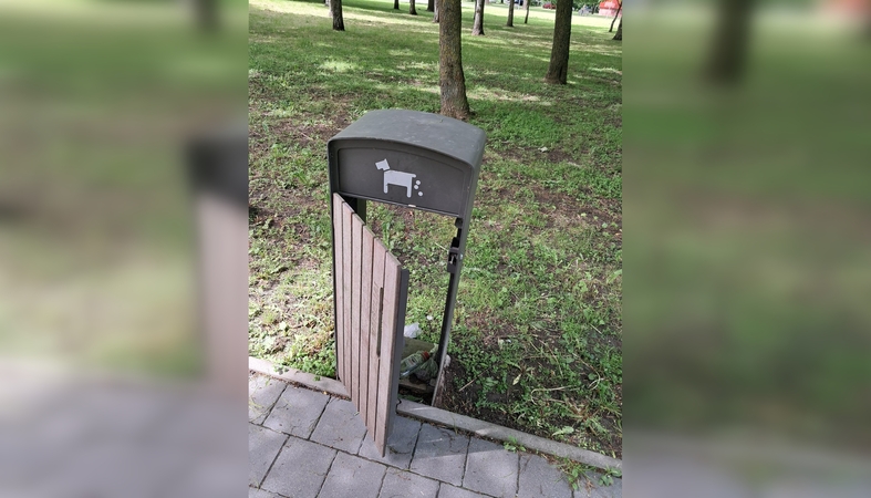 Nepatogumai: klaipėdiečio pasidalintoje nuotraukoje matyti apgadinta šunų ekskrementams skirta šiukšliadėžė.