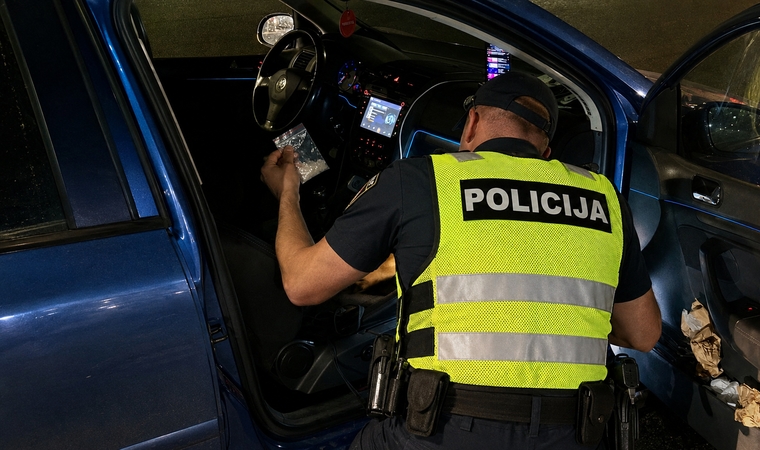 Joninių išvakarės Kaune: kuprinėse – narkotikai, prie vairo – sunkiai apgirtę vairuotojai