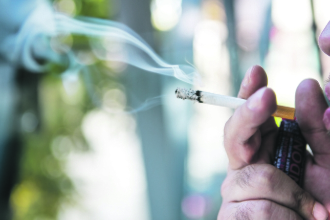 Procesas: nikotinas per kelias sekundes pasiekia smegenis ir skatina dopamino (laimės hormono) išsiskyrimą, tai sukelia didelę priklausomybę – panašiai kaip opioidai, alkoholis ir kokainas.